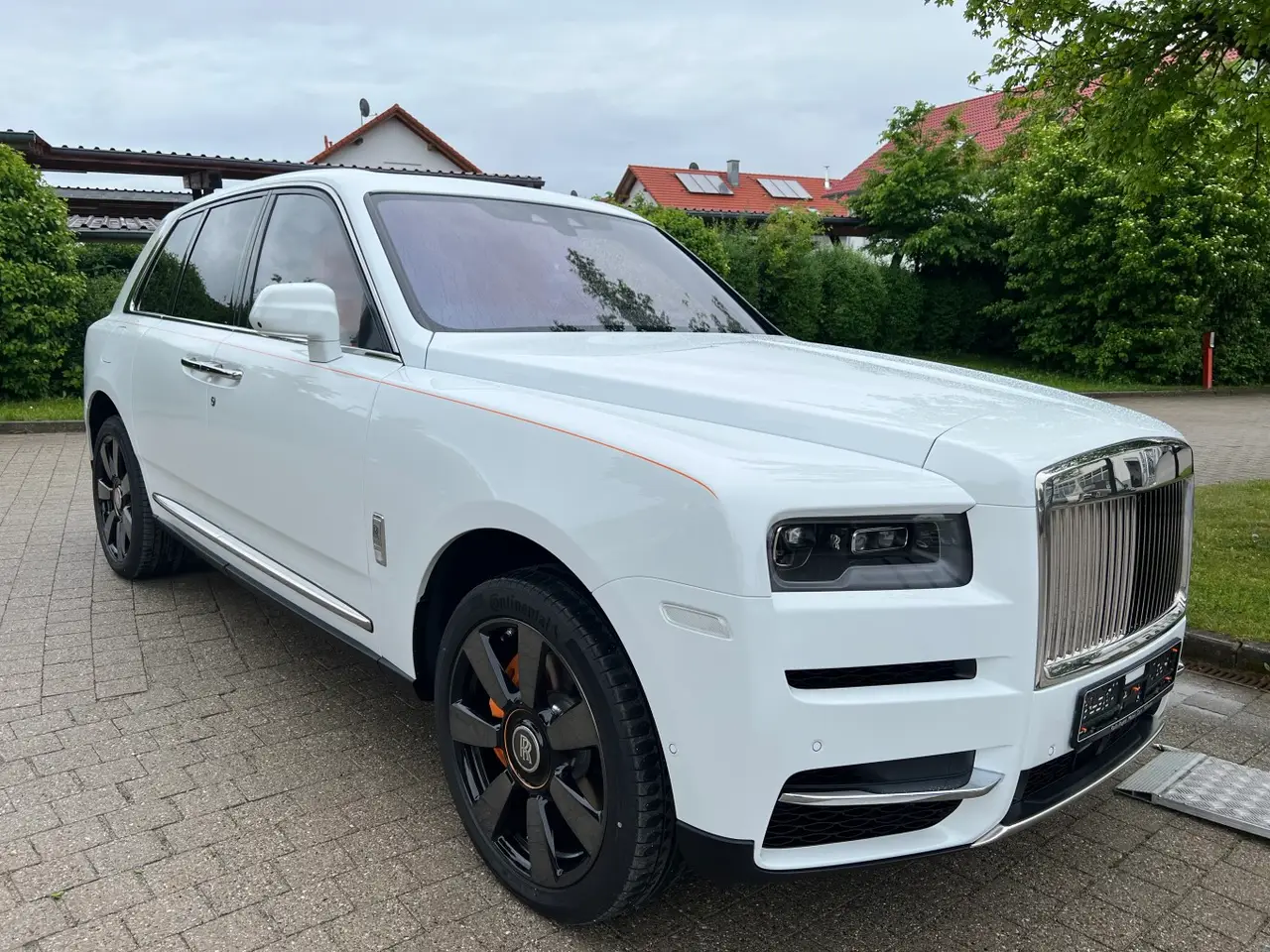 Rolls-Royce Cullinan 2022, салон — Sports Car Rental Germany, Germany. Тихий комфорт для трансфера из аэропорта в отель