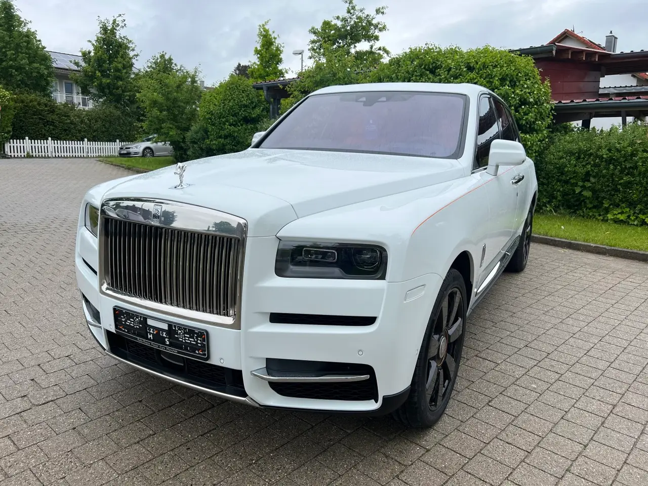 Rolls-Royce Cullinan 2022, приборная панель — Sports Car Rental Germany, Germany. Тихий комфорт для трансфера из аэропорта в отель