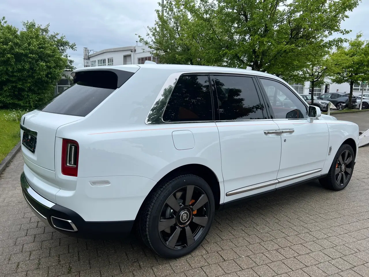 Rolls-Royce Cullinan 2022, внешний вид — Sports Car Rental Germany, Germany. Тихий комфорт для трансфера из аэропорта в отель