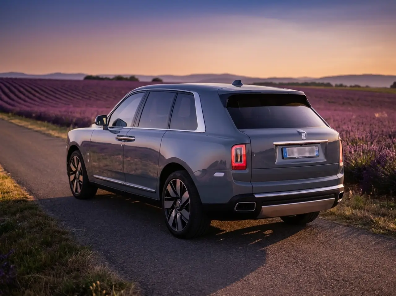 Rolls-Royce Cullinan 2025, вид спереди — Sports Car Rental Germany, Germany. Тихий выезд к трапу без единого лишнего звука