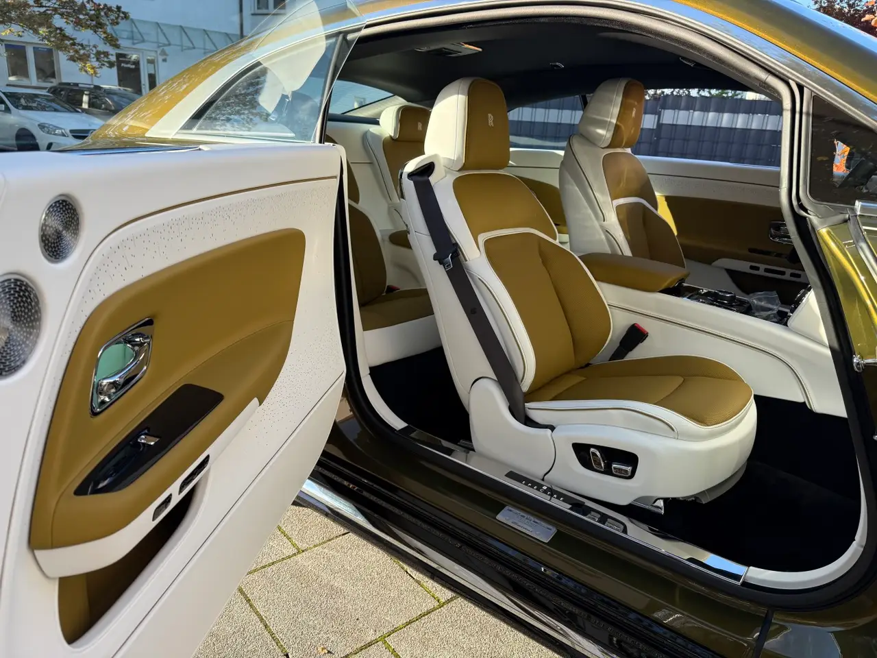 Rolls-Royce Spectre 2024, внешний вид — Sports Car Rental Germany, Germany. Электрический въезд к отелю без единого звука
