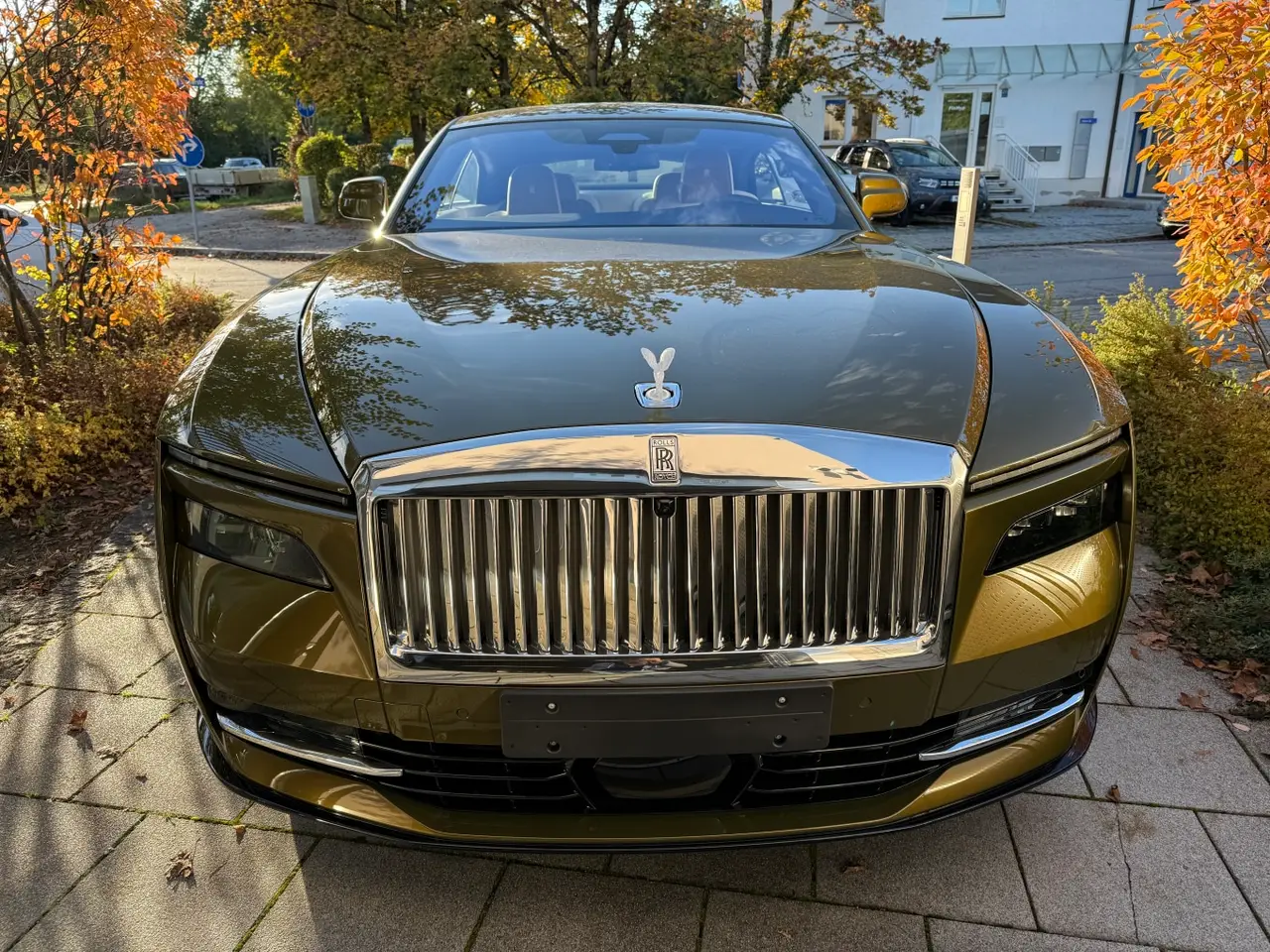 Rolls-Royce Spectre 2024, вид спереди — Sports Car Rental Germany, Germany. Электрический въезд к отелю без единого звука