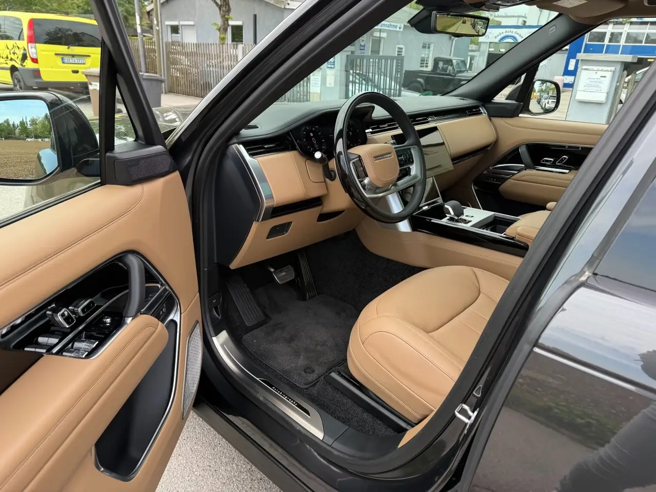 Rover Range Rover Autobiografy D350 7s 2025, exterior — Sports Car Rental Germany, Germany. Seven seats, quiet power, every mile composed