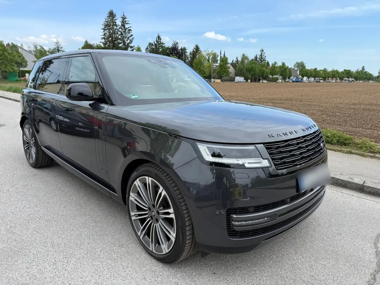 Rover Range Rover Autobiografy D350 7s 2025, front view — Sports Car Rental Germany, Germany. Seven seats, quiet power, every mile composed