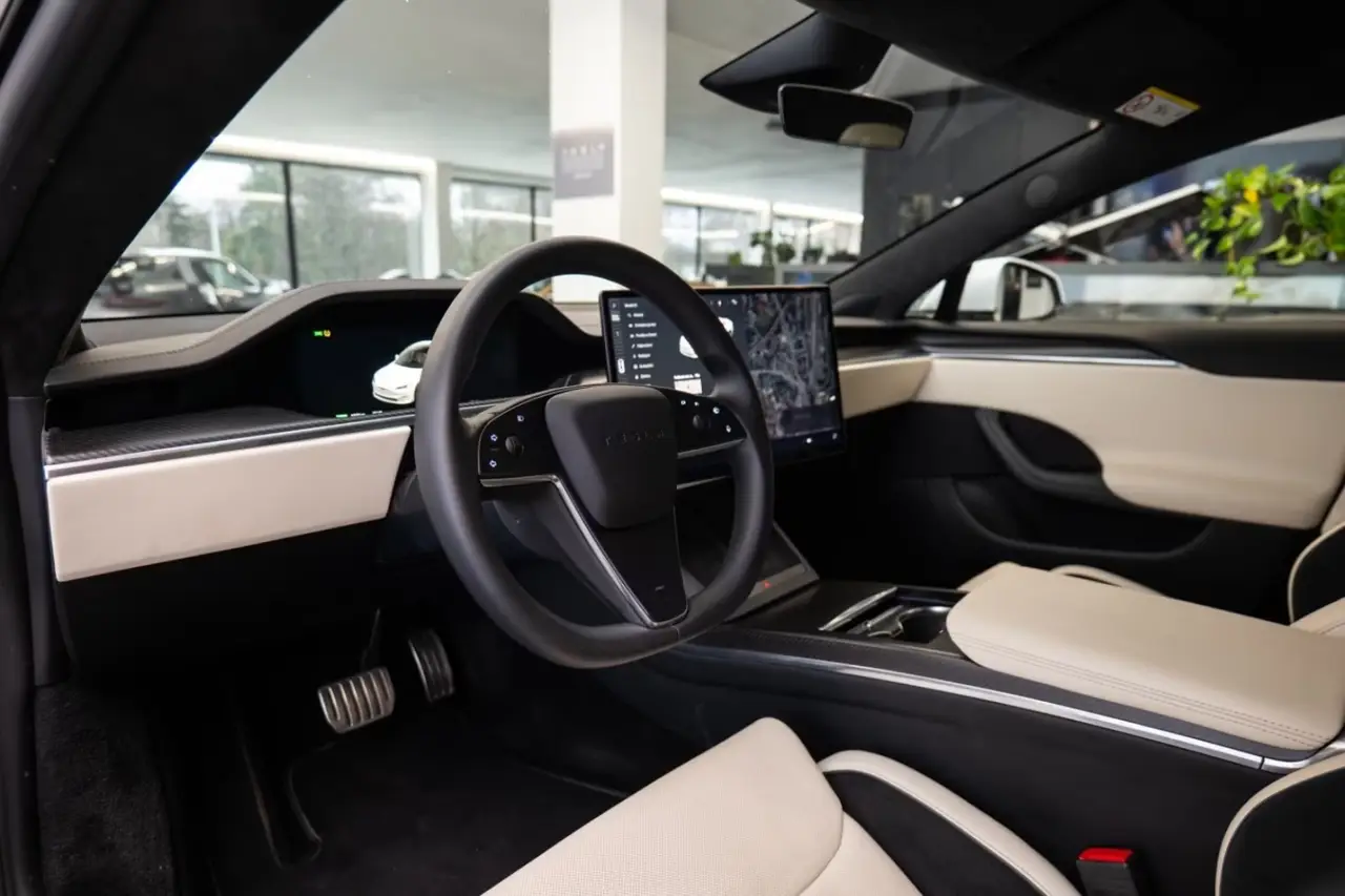 Tesla Model S Plaid 2025, вид спереди — Sports Car Rental Germany, Germany. Тихая мощь для трансфера бизнес-класса из аэропорта