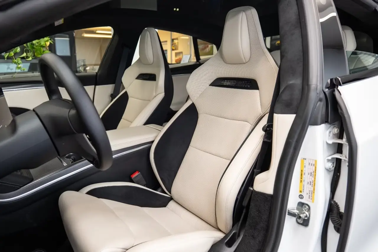 Tesla Model S Plaid 2025, вид сзади — Sports Car Rental Germany, Germany. Тихая мощь для трансфера бизнес-класса из аэропорта
