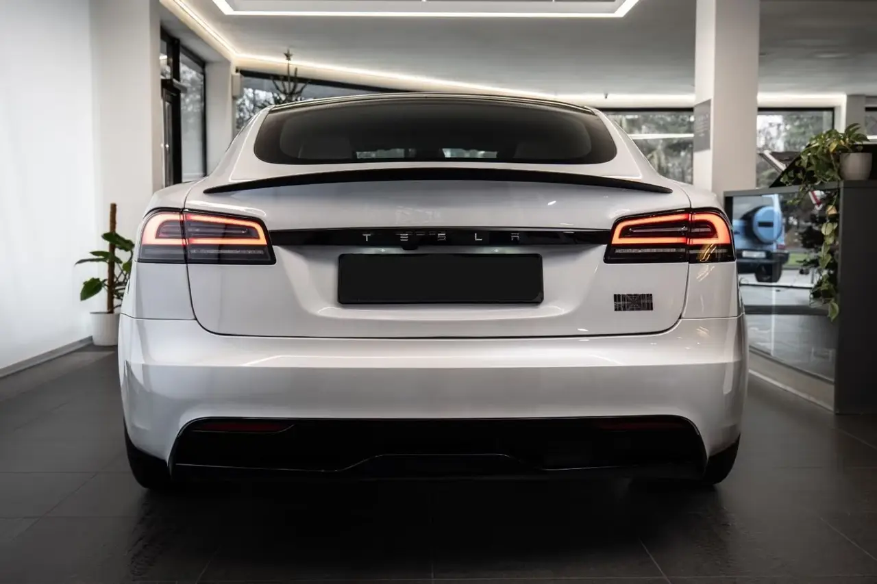 Tesla Model S Plaid 2025, салон — Sports Car Rental Germany, Germany. Тихая мощь для трансфера бизнес-класса из аэропорта