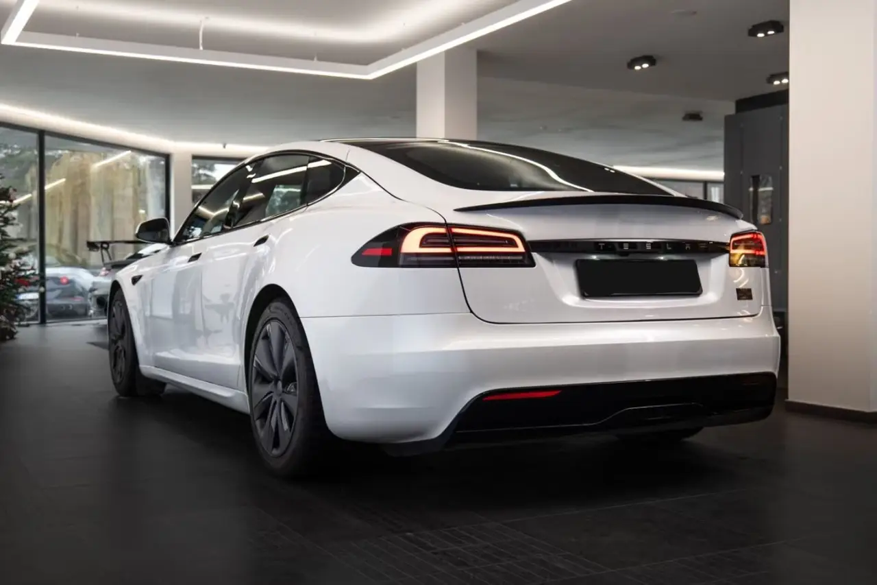Tesla Model S Plaid 2025, приборная панель — Sports Car Rental Germany, Germany. Тихая мощь для трансфера бизнес-класса из аэропорта